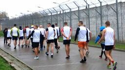 Będą biegać po więziennym spacerniaku 