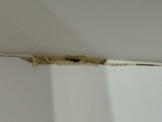 Pękające ściany w bloku przy ul. Wędrownej. Nadzór budowlany wkracza do akcji