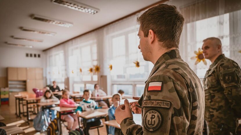 Głównym celem programu „Edukacja z wojskiem” jest podniesienie świadomości dzieci oraz młodzieży w obszarze bezpieczeństwa i obronności 