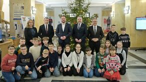 Wojewoda już ubrał choinkę. Miał świetnych pomocników