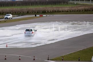 Bezpieczna zima z Mikołajem. Sprawdź się za darmo na płycie poślizgowej