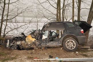 Zjechał z drogi i uderzył w drzewo. Kierowca jest w śpiączce