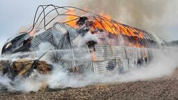 Płonie hala magazynowa ze słomą. Akcja gaśnicza trwa