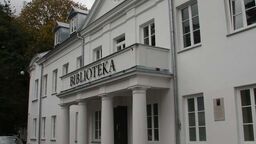 Bibliotekarze dostarczą książki do domu czytelnika.  Ale nie do każdego 