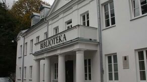 Bibliotekarze dostarczą książki do domu czytelnika.  Ale nie do każdego 