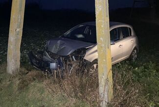 Młoda kierująca zakończyła jazdę na słupie