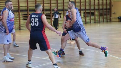 Łukasz Łukawski (z piłką) to lider 4tego Piętra