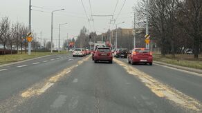 Rozsypane zboże na ruchliwych ulicach Lublina. Może być ślisko