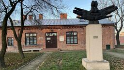 Galeria Rzeźby prof. Mariana Koniecznego podlega Muzeum Zamojskiemu. Są w niej prezentowane prace artysty, autora wielu znanych pomników, m.in. Warszawskiej Nike, Pomnika Grunwaldzkiego w Krakowie, Marii Curie-Skłodowskiej w Lublinie, ale również Jana Zamoyskiego w Zamościu. Przed budynkiem na os. Planty podziwiać można prace Wisła, Macierzyństwo I i Macierzyństwo II