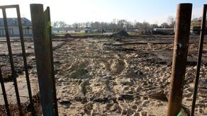 Budynków służących handlującym na starym targowisku już nie ma. Ich pozostałości są wywożone z działki, by przygotować teren pod roboty budowlane