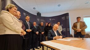 Jarosław Niemiec z ZZ Przeróbka podpisuje apel do premiera Donalda Tuska