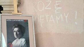 Przez wiele lat uważano, że Róża Luksemburg urodziła się w kamienicy przy ul. Staszica 37. Tu była umieszczona poświęcona jej tablica, którą zdemontowano, ale to właśnie w tym miejscu, jeszcze w zeszłym roku pierwszomajowe uroczystości organizowali działacze lewicowi z Zamościa
