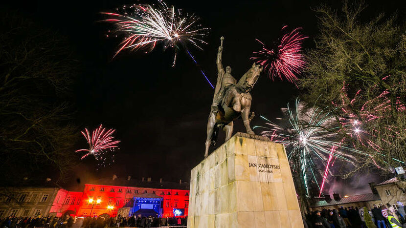 31 grudnia 2017 roku sylwestrowa zabawa odbyła się przed Pałacem Zamoyskich. Był koncert i pokaz fajerwerków