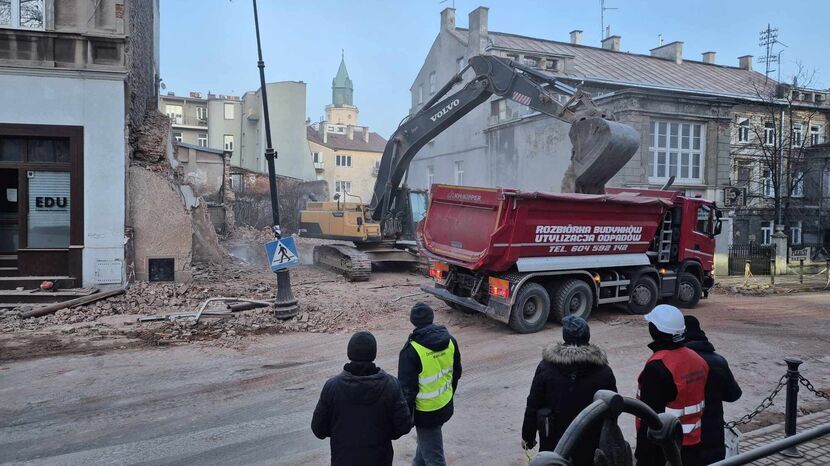 W poniedziałek przy ul. Bernardyńskiej trwały prace porządkowe po rozbiórce kamienicy 