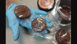 Smakosz ciasteczek z marihuaną w rękach policji