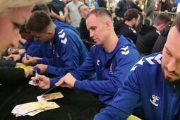 Piłkarze Motoru Lublin rozdawali autografy. Chętnych w Olimpie nie brakowało