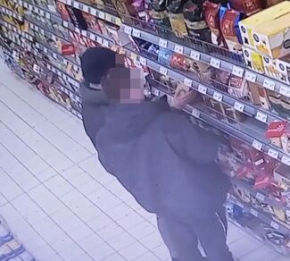 Chcieli ukraść kawę. Nakrył ich dzielnicowy