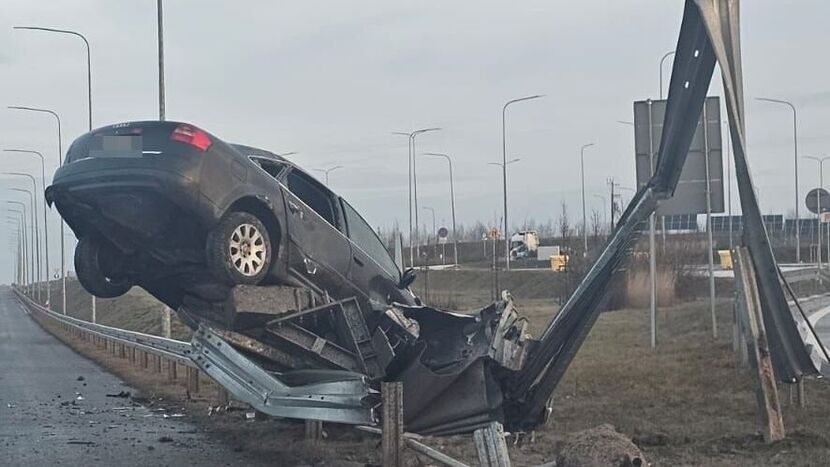 33-letni kierowca nie wyrobił się zjeżdżając z ekspresówki na MOP