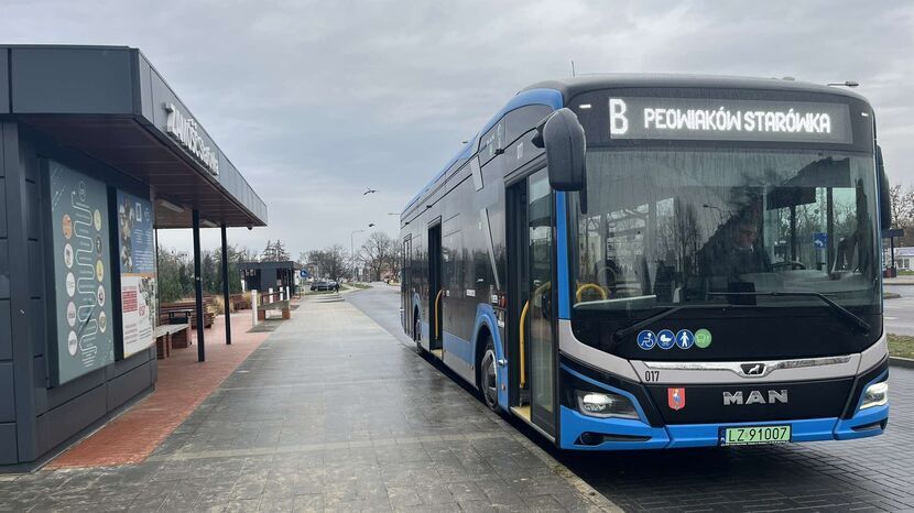 Mimo poślizgu na starcie na przystanek przy hubie komunikacyjnym autobus dojechał na czas, odjechał z samym kierowcą