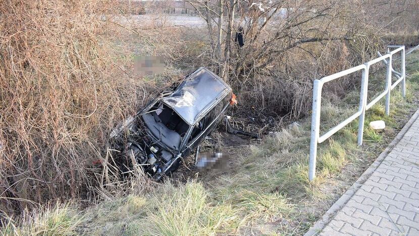 Passat wpadł do rowu, gdzie uderzył w betonowy przepust, wcześniej zahaczył o bariery ochronne przy drodze