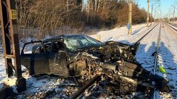 Zderzenie samochodu z drezyną kolejową