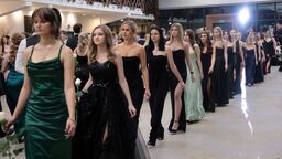 Poloneza zatańczyli dzisiaj absolwenci ZS nr 5 z ul. Elsnera w Lublinie