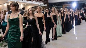 Poloneza zatańczyli dzisiaj absolwenci ZS nr 5 z ul. Elsnera w Lublinie