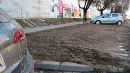 Miasto przebudowało parkingi, ale kierowcom jest ciągle mało. Parkują więc na trawniku
