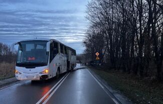 Autobus zjechał do rowu. Droga zablokowana