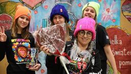 Magdalena Cieplechowicz-Buczak (na pierwszym planie) zapewnia, że sztab jeszcze przyjmuje gadżety na licytacje