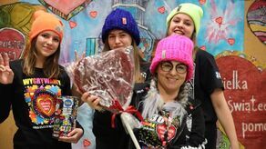 Magdalena Cieplechowicz-Buczak (na pierwszym planie) zapewnia, że sztab jeszcze przyjmuje gadżety na licytacje