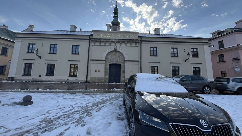 Skoda Superb wciąż stoi na tyłach Urzędu Miasta i jest do dyspozycji samorządu. MZK jej nie sprzedało, więc miasto nie oszczędzi, jak to wyliczył prezydent, 200 tys. zł w skali całej kadencji