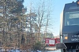 Bus wjechał pod szynobus na przejeździe kolejowym. Ruch pociągów zablokowany