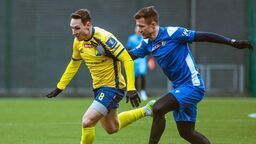 Po porażce z Avią Świdnik Marcin Stromecki (niebieski strój) i jego koledzy ograli w Rzeszowie tamtejszą Stal