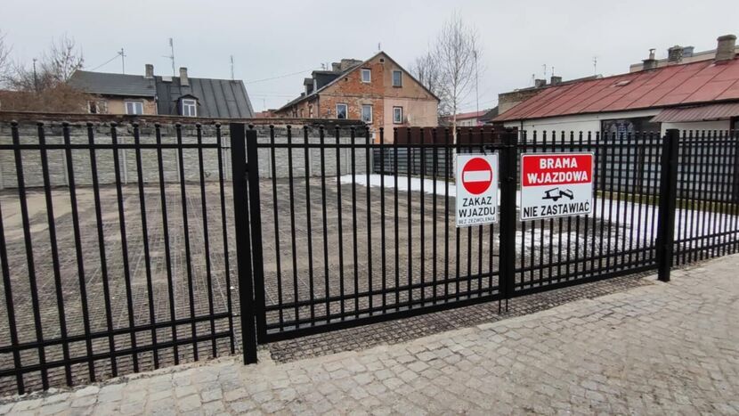 Ogrodzony parking przy ulicy Wąskiej