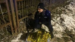 Leżał ranny przy ulicy. Bobra uratowali policjanci