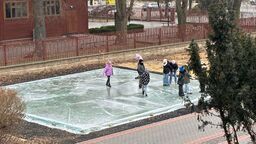 Ksiądz i strażacy stworzyli lodowisko. Korzystać może każdy