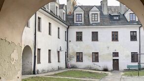 Zamość posiada w swoim zasobie 1761 lokali mieszkalnych. Część z nich zlokalizowana jest w obrębie Starego Miasta. Naliczane od stawki bazowej ostateczne stawki czynszu różnią się m.in. ze względu na lokalizację