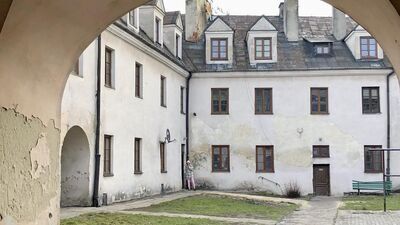 Zamość posiada w swoim zasobie 1761 lokali mieszkalnych. Część z nich zlokalizowana jest w obrębie Starego Miasta. Naliczane od stawki bazowej ostateczne stawki czynszu różnią się m.in. ze względu na lokalizację