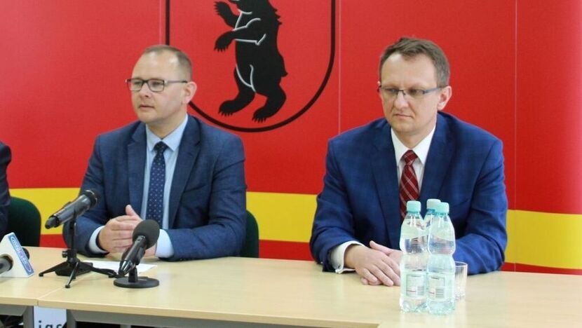 Marcin Mateńko (po prawej) i burmistrz Piotr Płudowski 