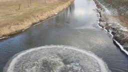 Nietypowe zjawisko na rzece. Wirujący krąg lodowy robi się coraz większy