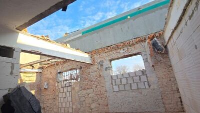 Strop spadł na pracownika. Poszkodowanego do szpitala zabrał śmigłowiec