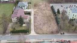 Zdaniem Straży Miejskiej to z tego typu dojazdów mogą pochodzić ślady na ulicy Sławinkowskiej