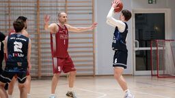 Olgierd Sędlak (z piłką) i Aleksander Rak (przodem) – dwaj najlepsi zawodnicy pierwszych meczów półfinałowych