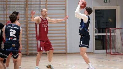 Olgierd Sędlak (z piłką) i Aleksander Rak (przodem) – dwaj najlepsi zawodnicy pierwszych meczów półfinałowych