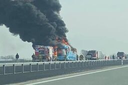 Pożar autokaru z wycieczką szkolną. Autostrada A2 zablokowana