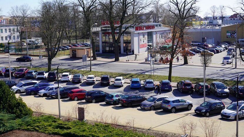 Jeden z rozważanych parkometrów znalazłby się na parkingu przy Urzędzie Miasta w Puławach. Zasady korzystania dla mieszkańców miasta i przyjezdnych mają być inne