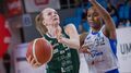 Magdalena Szymkiewicz (z piłką) rozegrała dwa dobre spotkania w fazie play-off