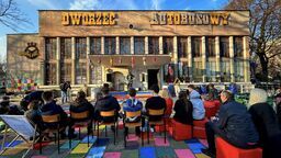 Dawny dworzec dzięki fundacji KZMRZ zyskał nowe życie i był świadkiem oryginalnych inicjatyw artystycznych i społecznych. Wkrótce budynek znów zostanie zamknięty, ale podobno tylko na czas planowanej przebudowy placu przy ul. Wojska Polskiego