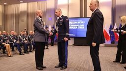Policjanci z Lubelszczyzny uhonorowani medalami z rąk ministra 